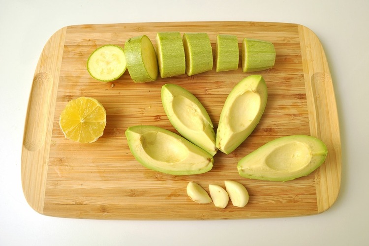 receita vegana de salada com maionese de abobrinha cortada de abacate