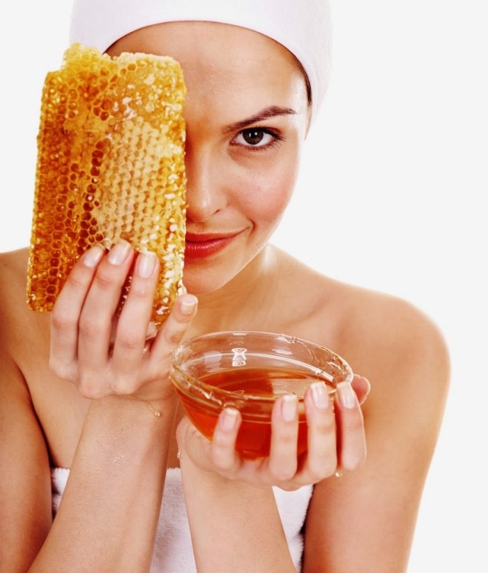 Receita-para-faça-você-mesmo-máscara-para-o-rosto-com-ervas-mel-beleza-folhas-de-banana