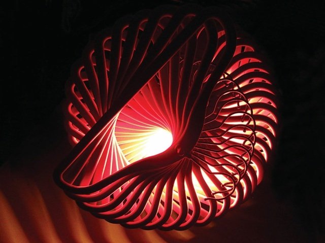 Luminária pendente em forma de caracol feita de cabides