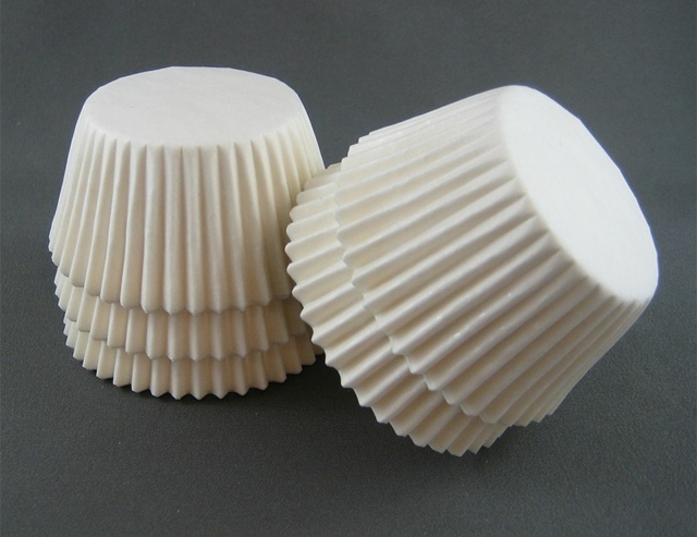 Use formas de muffin de papel para luzes pendentes