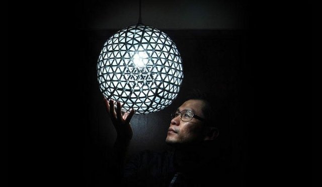 Esfera-japonês-homem-com-óculos