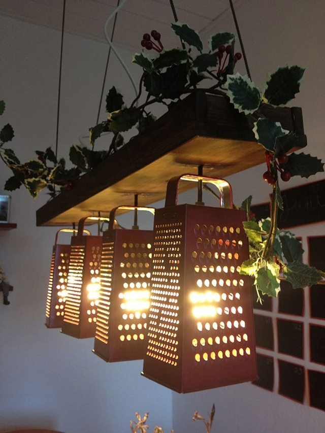 Ralador de tira de madeira feito de metal pendurado como uma lâmpada pendente