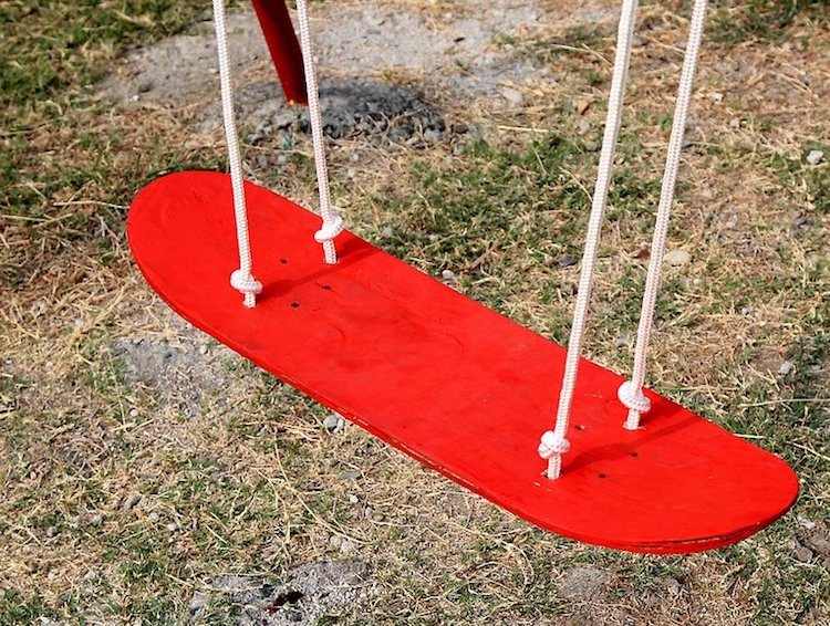 Balanço para crianças, faça você mesmo projeto artesanal de jardim pendurar prancha de skate velha