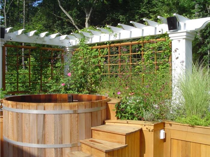 DIY-privacidade-tela-para-terraço-treliça-trepadeira plantas-whirlpool-bath-tub-in-the-garden