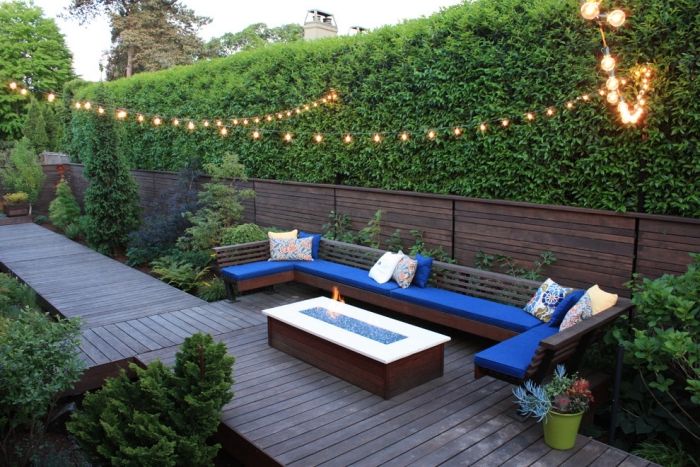 Deck de madeira-aconchegante-assentos-faça-você-mesmo-tela-privacidade-para-terraço-cerca viva