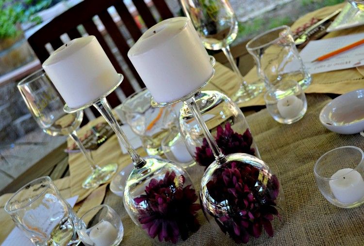 faça você mesmo-mesa-decoração-ideias-flores-sob-taças de vinho-velas de coluna branca