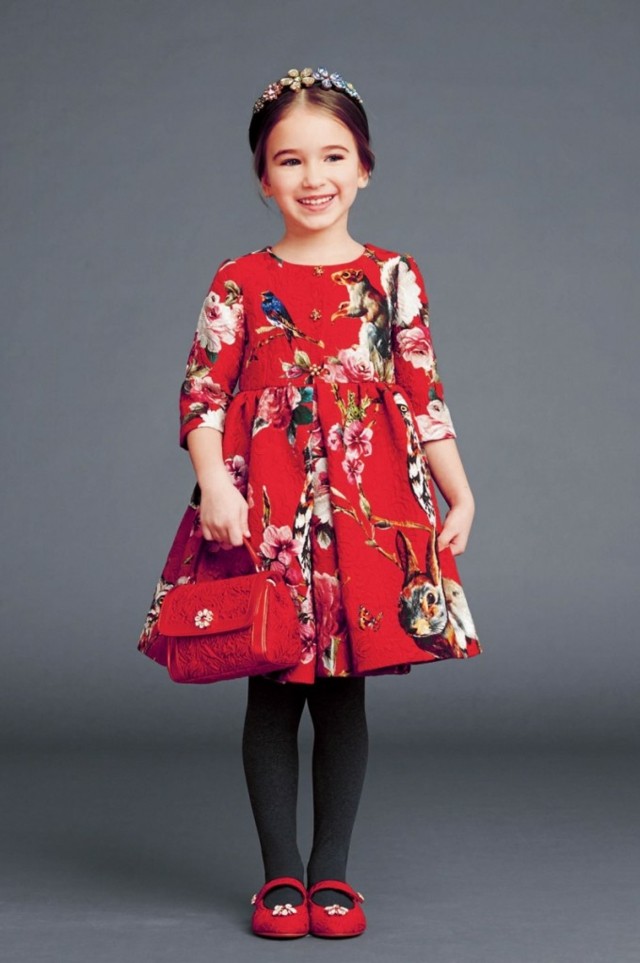 vestido floral vermelho e bolsa pequena