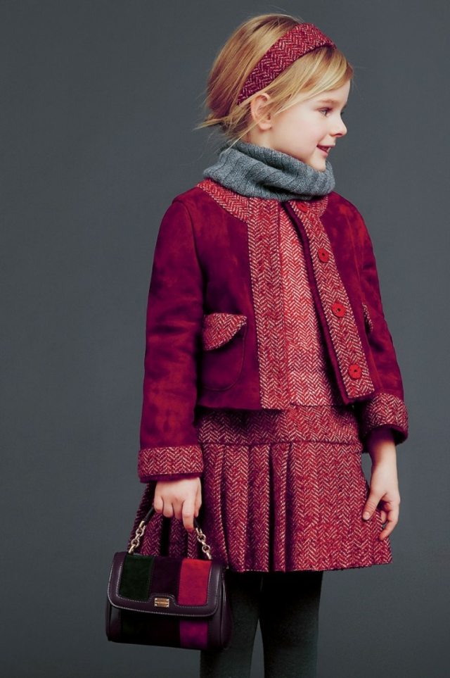 Roupa de cor roxa com um padrão feito de lã e pele de cordeiro Dolce e Gabbana