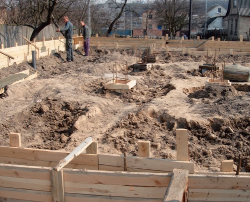 A ház alatti zsaluzat laminált furnér fűrészáru