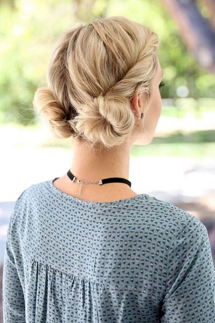 Low Bun Hairstyle Instruções Dois pães penteados