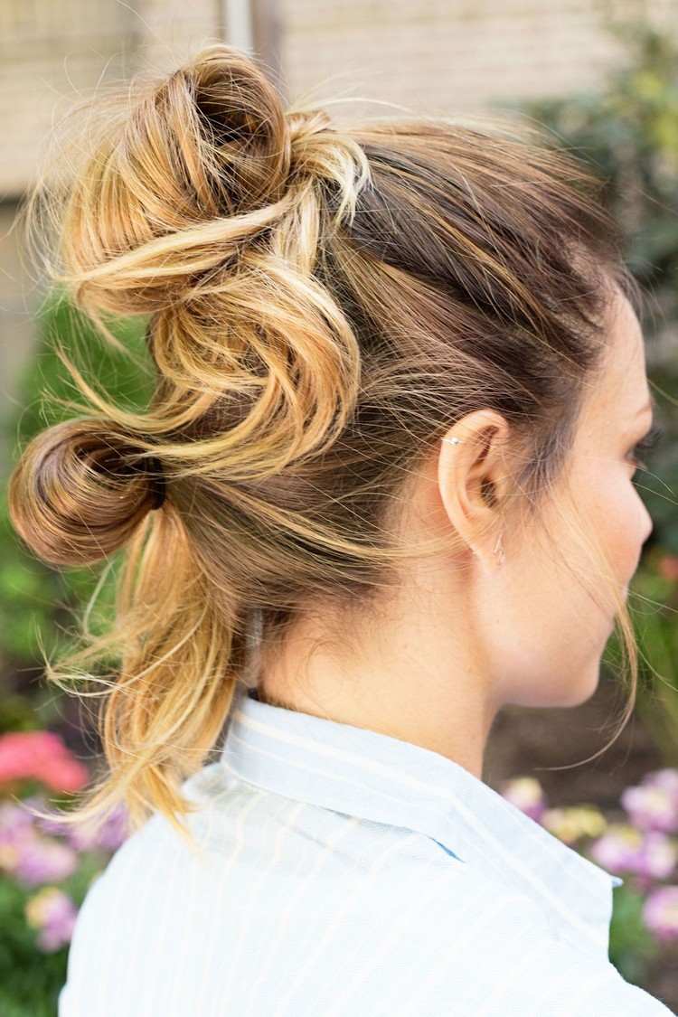 guia de updos rápidos para cabelos longos com dois coques