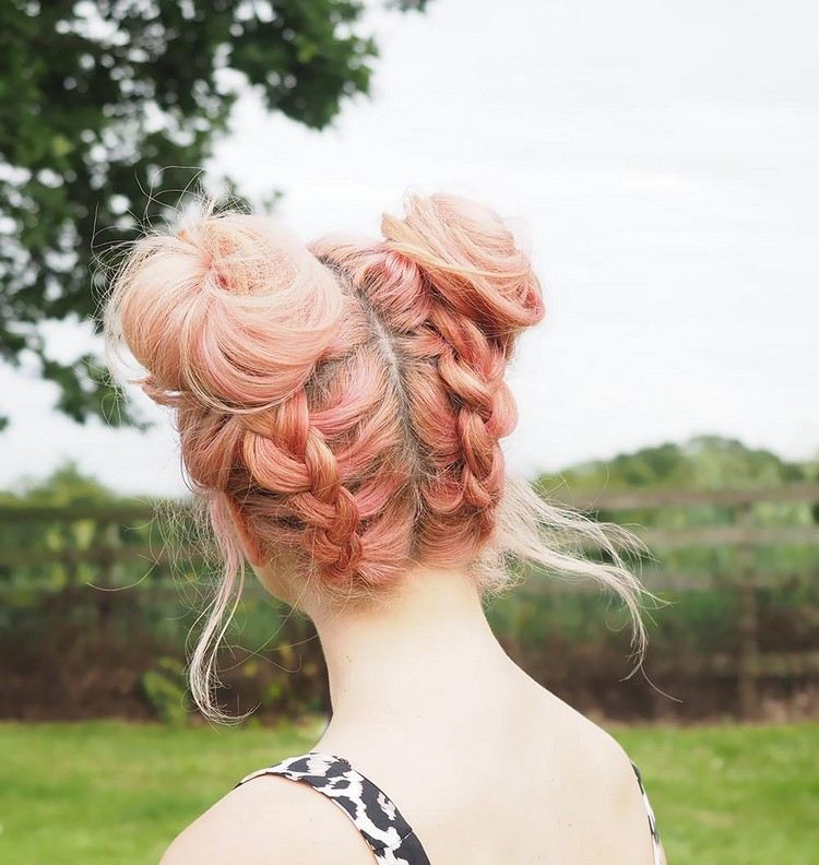 Dois pãezinhos penteados updos com tranças - instruções