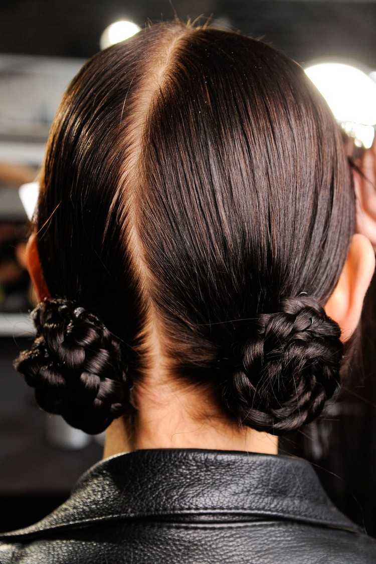 Low Bun Hairstyle Instruções Dois pães penteados