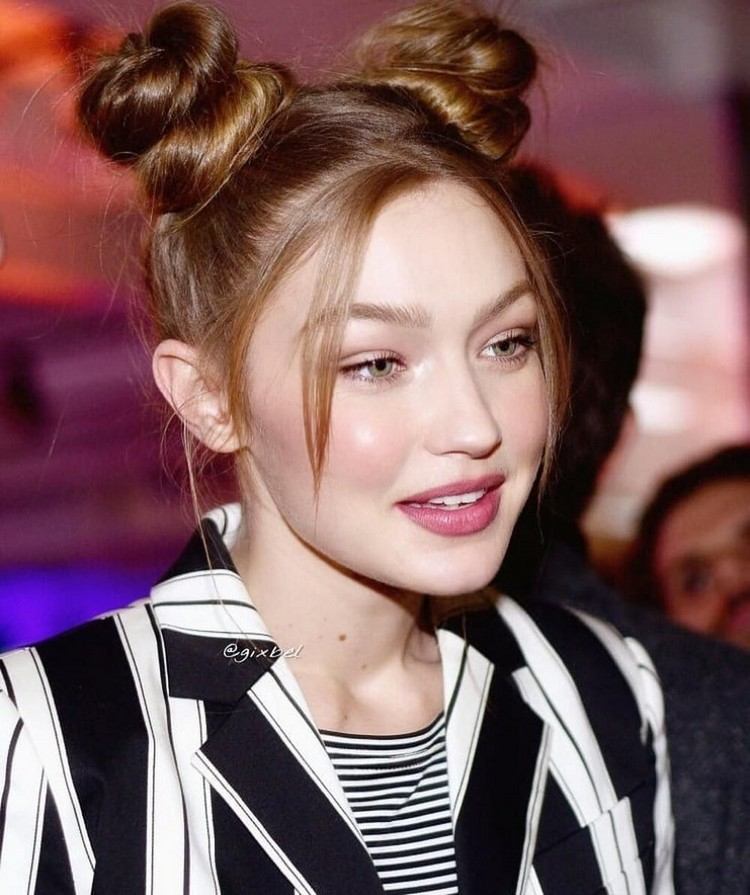 Penteados Gigi Hadid Penteado Dois Pães com Franja Penteados Dois Pães