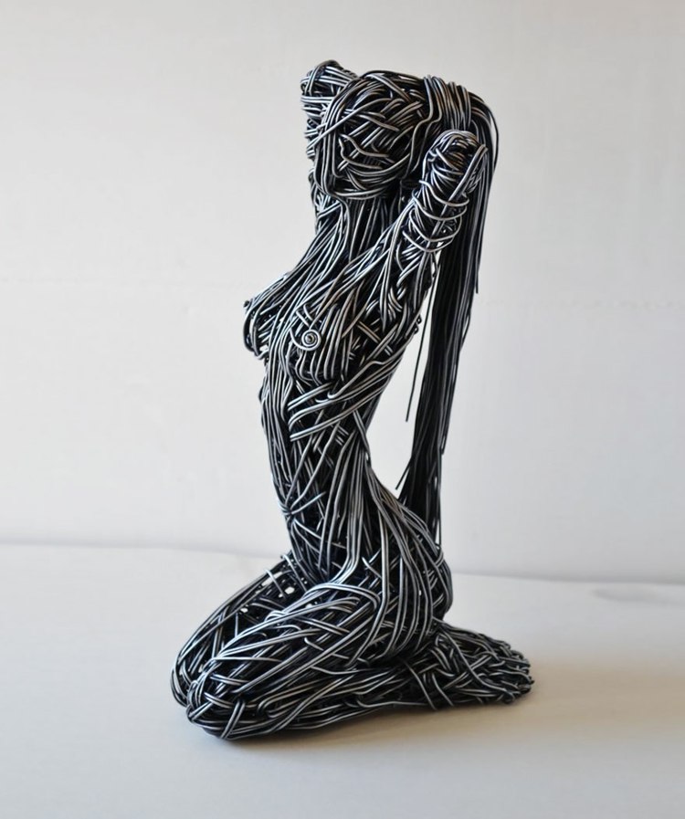 escultura ideia fio stainthorp mulher sentada artisticamente