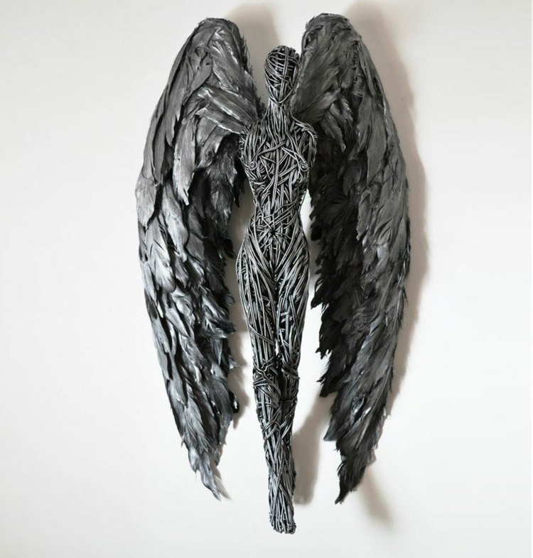 escultura em metal em forma de asa de anjo