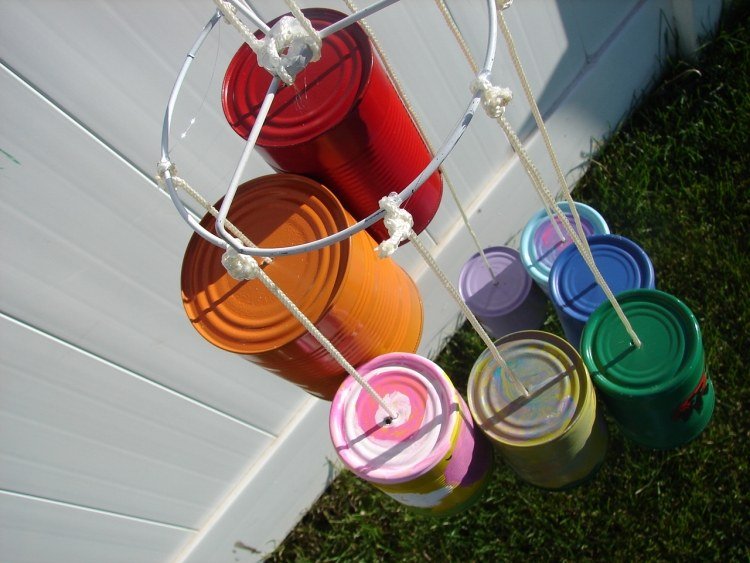 criativo-consertando-com-crianças-fora-de-vento carrilhão-caixas coloridas