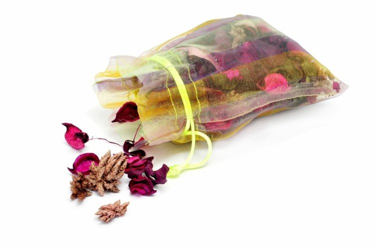 faça seus próprios sachês perfumados com aromaterapia de rosa amarela