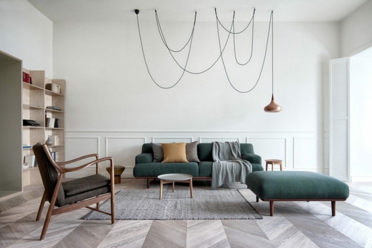luminária pendente móveis de cores escuras sofá poltronas sala de estar
