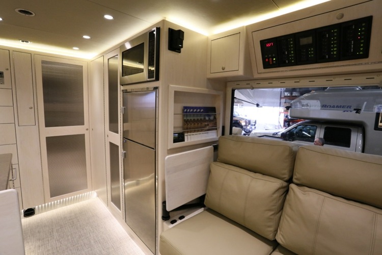 earthroamer-xv-lt-couro assento refrigerador aço branco iluminação interior