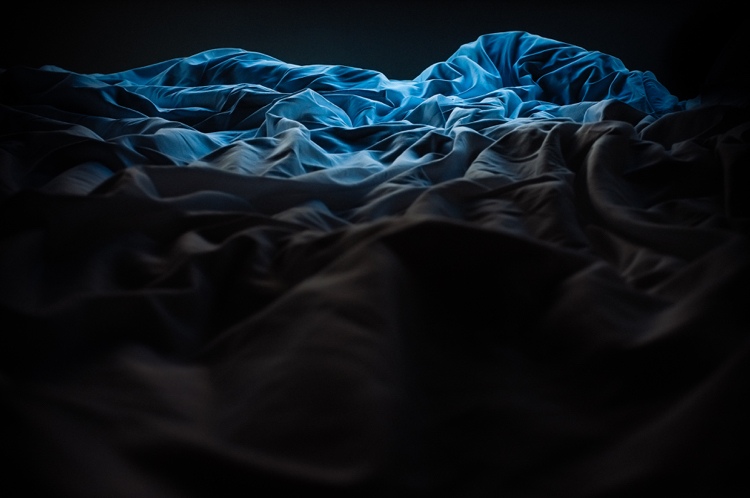 Roupa de cama azul escuro com efeito antracite