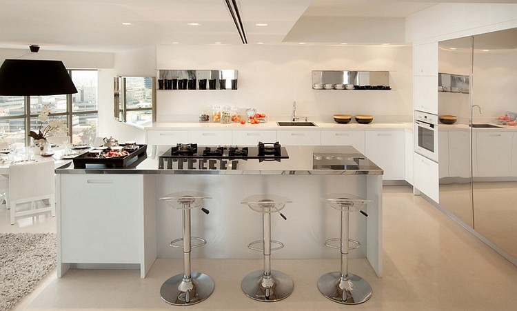 Bancada de cozinha em aço inoxidável - ilha - linda - cozinha - cadeiras - superfícies reflexivas