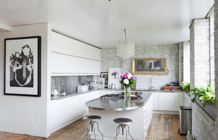 bancada de aço inoxidável-arredondada-parede-tijolo-não tratada-branco-cozinha-armários