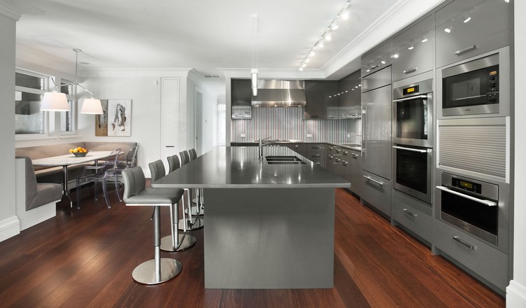 bancada de aço inoxidável-cozinha-design moderno-branco-cinza-piso de madeira-banquetas de bar