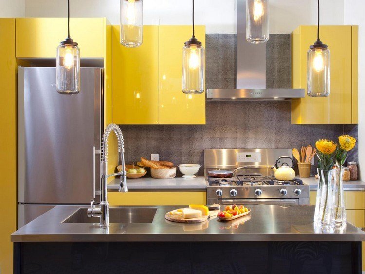 aço inoxidável-bancada-pia-amarelo-cozinha-armários-lâmpadas suspensas