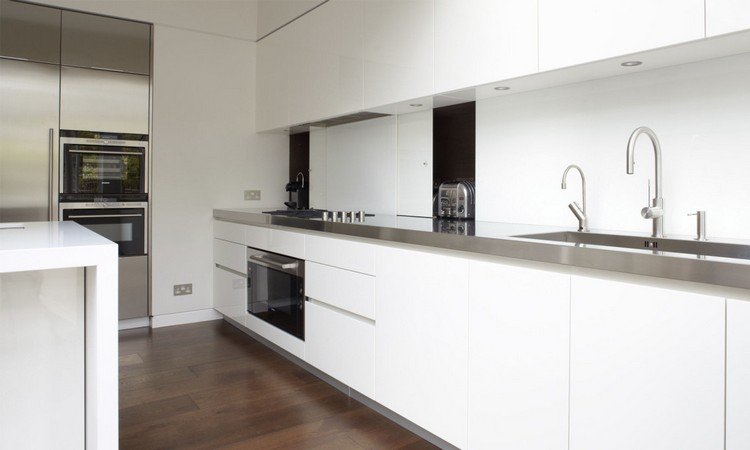 bancada de aço inoxidável-branco-lacado-cozinha-elegante-armários-cozinha sem maçaneta