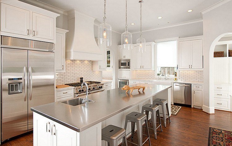 Bancada de aço inoxidável branco-cozinha-parede de tijolos-grande-cozinha-luminárias suspensas