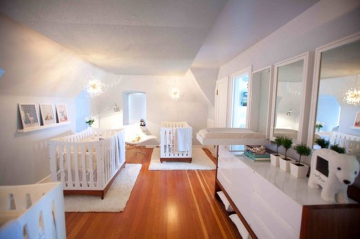 decoração branca do quarto do bebê para trigêmeos