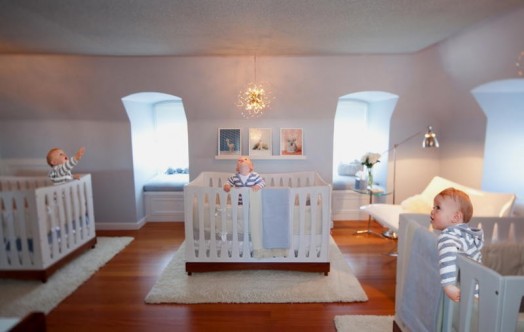 configuração de quarto de bebê com três berços para trigêmeos