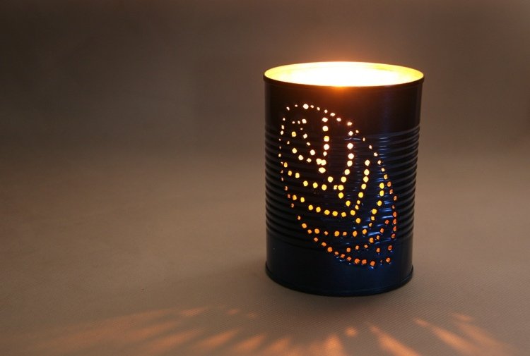 A ideia de fazer você mesmo para iluminação de jardim eficaz pode perfurar velas de interiores e exteriores