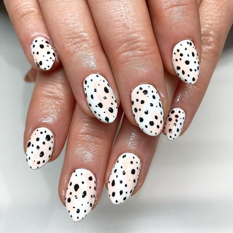 Unhas compridas em formato de amêndoa