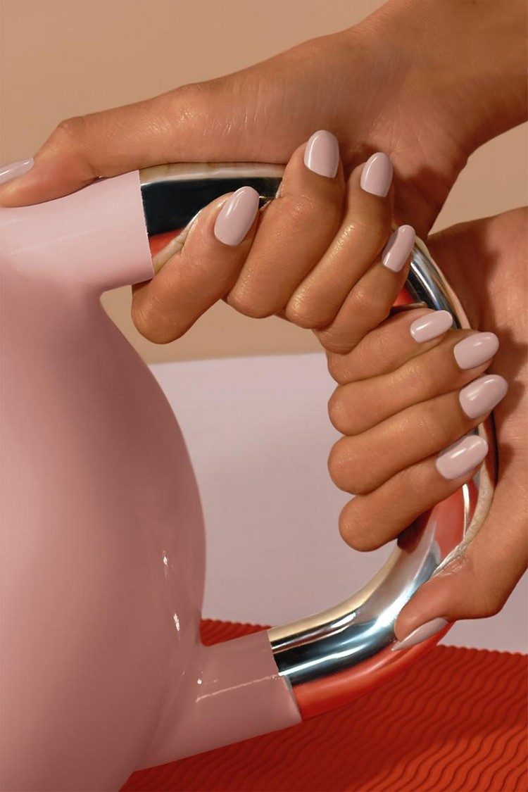 Eggshell Nails tendência de cores de esmaltes primavera 2021