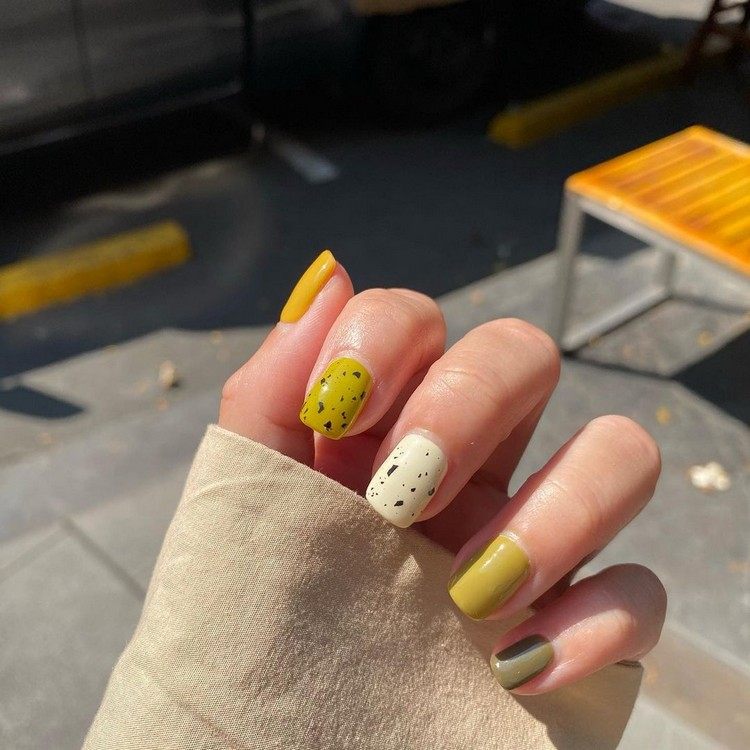 Desenho de unhas amarelo mostarda As unhas da Páscoa são a tendência Eggshell Nails