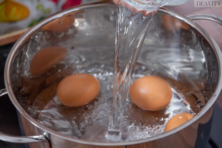 Ferva os ovos e encha a panela com água fria
