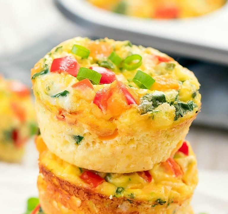 Prepare omelete na forma de muffin, misture receitas de vegetais