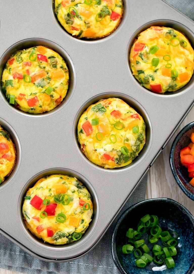 Prepare omelete na forma de muffin com legumes e ovos no forno