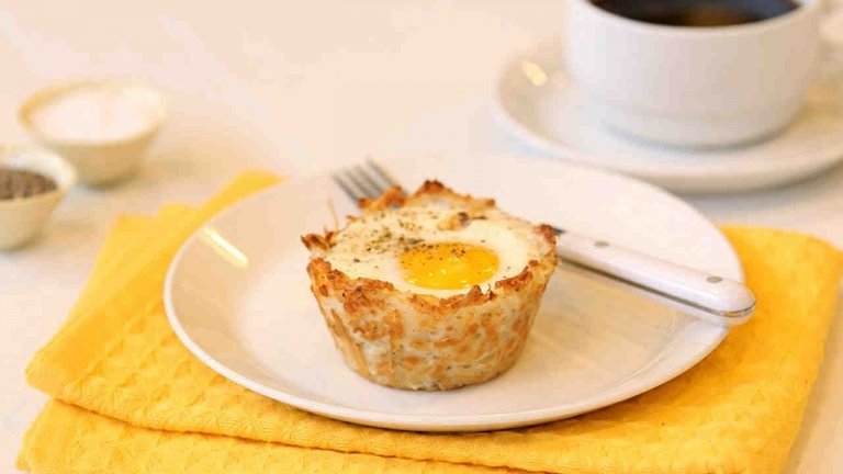 Asse os ovos em uma forma de muffin. Asse com poucas calorias