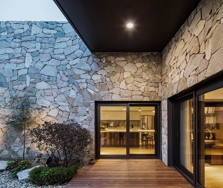 casa de pedra natural-arquitetura moderna-terraço-portas-corrediças-cama de cascalho