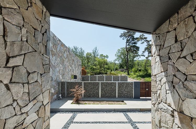 casa de pedra natural-arquitetura-moderna-jardim-interior-concreto-cascalho