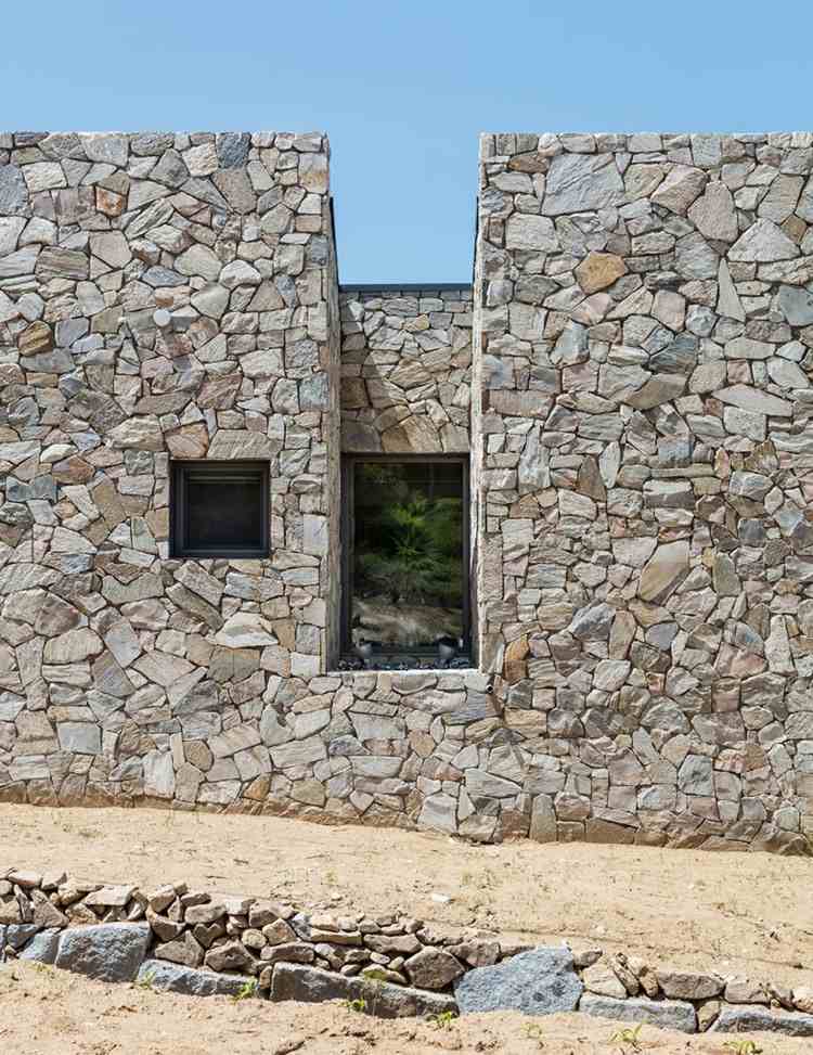 casa de pedra natural-arquitetura moderna-janela