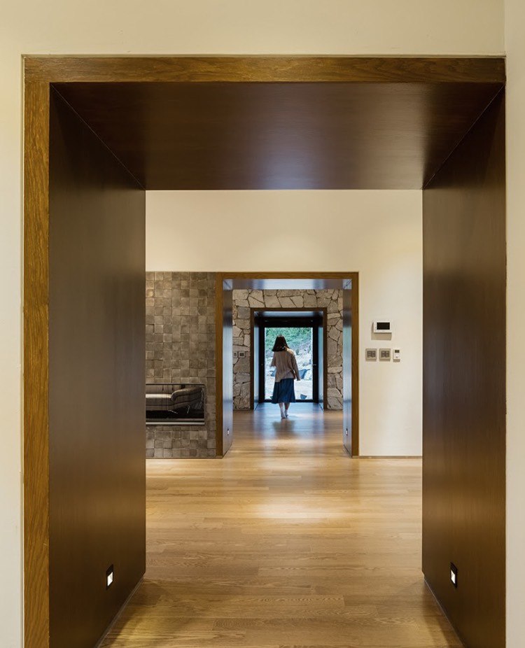 casa de pedra natural-moderno-interior-piso de madeira