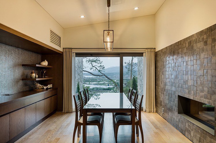 casa de pedra natural-moderna-interior-sala de jantar-cozinha-madeira-pedra