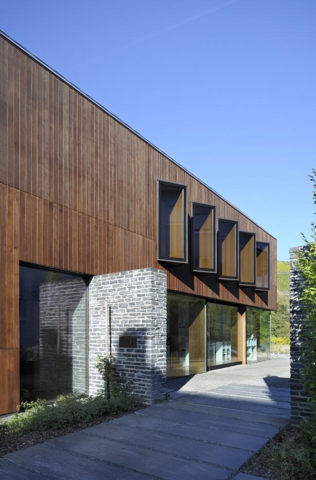 casa com eficiência energética fachada em madeira maciça pedra vidro