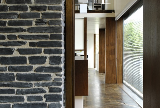casa com eficiência energética parede de pedra piso de tábua de madeira cinza