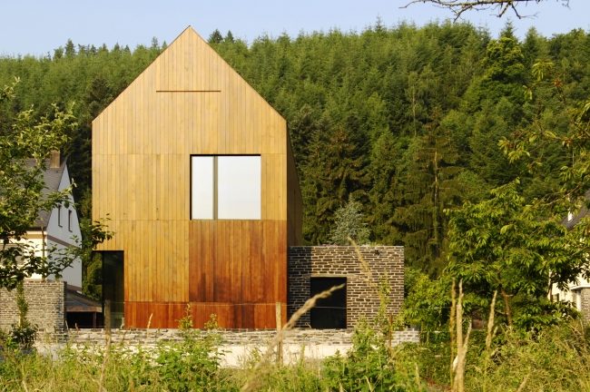 eficiência energética da casa casel alemanha fachada de madeira telhado de duas águas