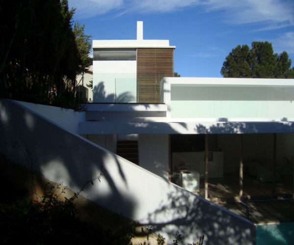 Piscina na fachada externa da casa